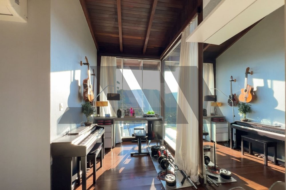 Casa com Vista Espetacular e 8 Sutes na Praia do 