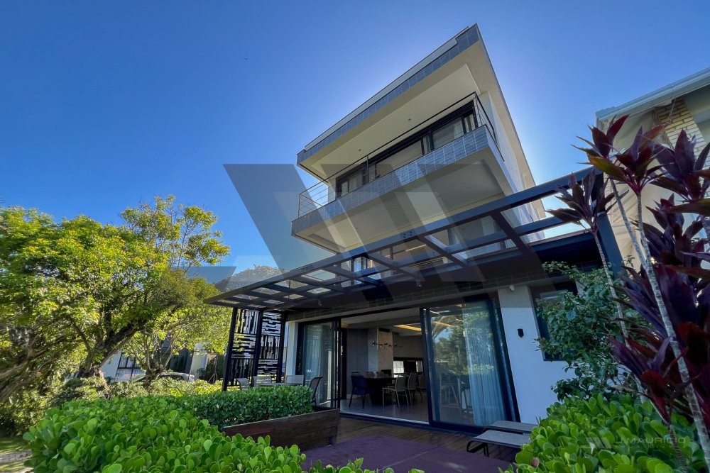 Casa frente-mar � venda no Estaleiro em condom�nio