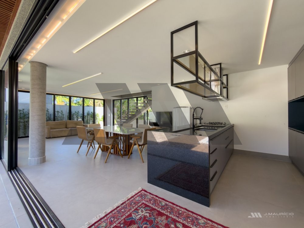 Casa � venda no Estaleirinho com 3 su�tes e piscin