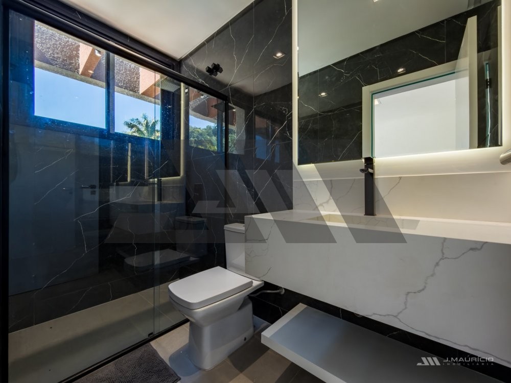 Casa � venda no Estaleirinho com 3 su�tes e piscin