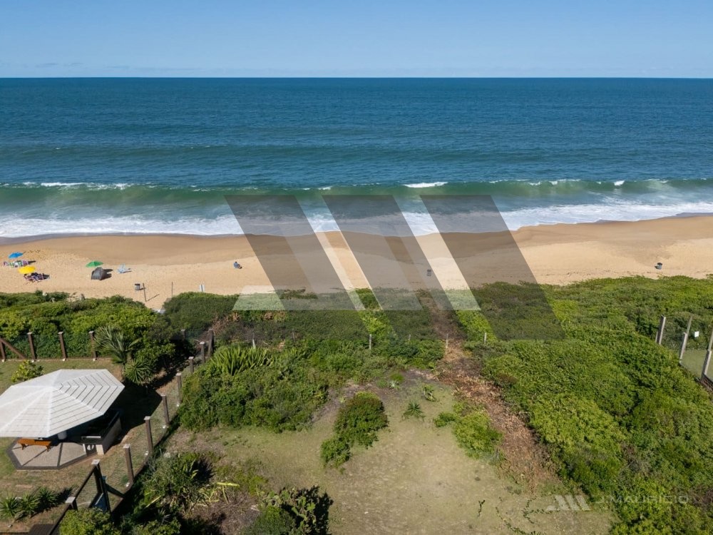 Terreno frente-mar no Estaleirinho � venda