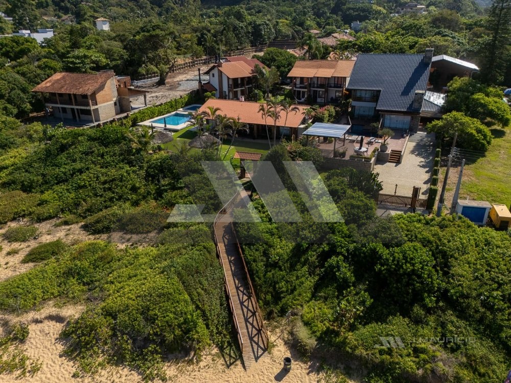 Casa frente-mar no Estaleiro em condom�nio fechado