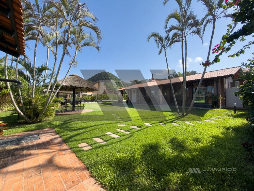 Casa frente-mar no Estaleiro em condom�nio fechado