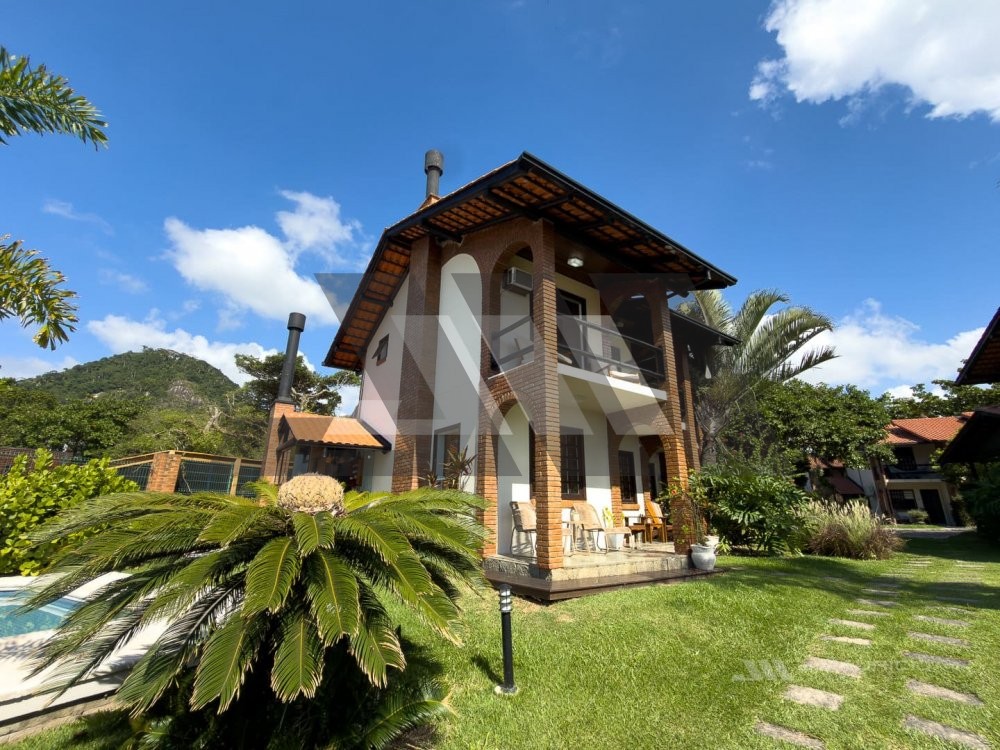 Casa frente-mar no Estaleiro em condom�nio fechado