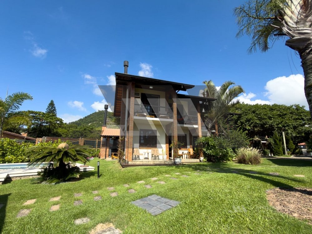 Casa frente-mar no Estaleiro em condom�nio fechado