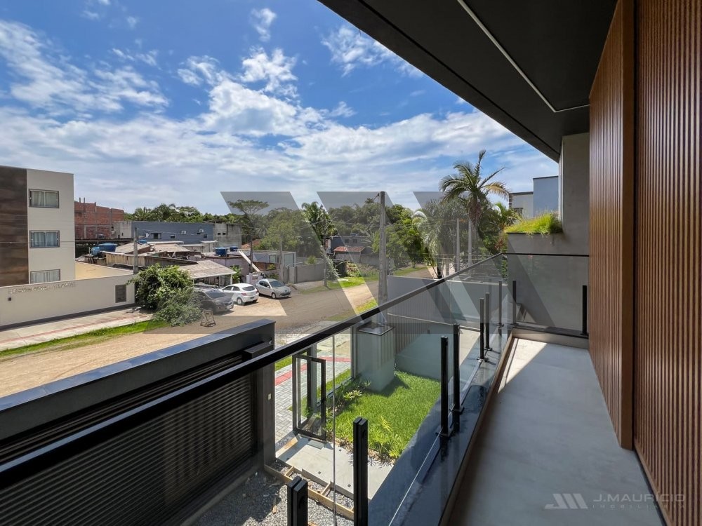 Casa de alto padr�o na Praia do Estaleiro com pisc