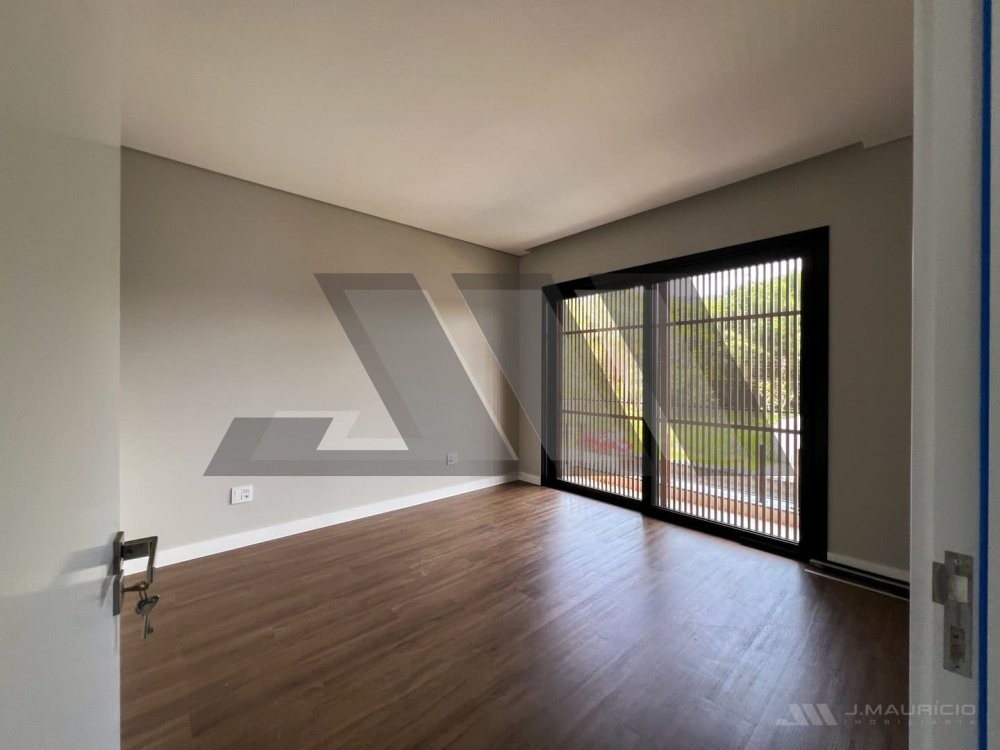 Casa de alto padr�o na Praia do Estaleiro com pisc