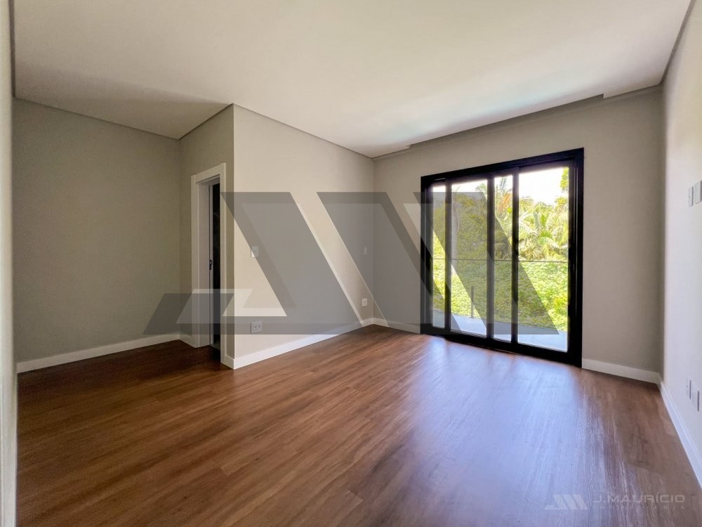 Casa de alto padr�o na Praia do Estaleiro com pisc