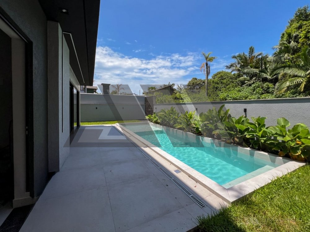 Casa de alto padr�o na Praia do Estaleiro com pisc