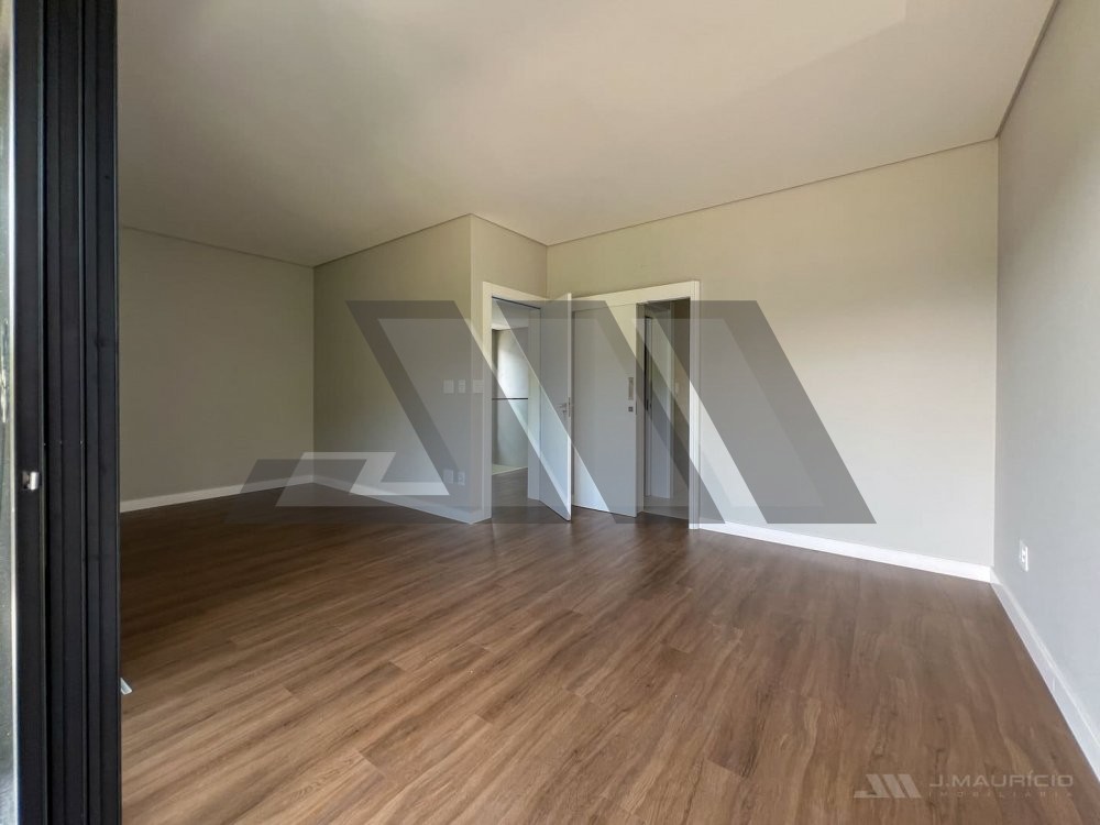 Casa de alto padr�o na Praia do Estaleiro com pisc