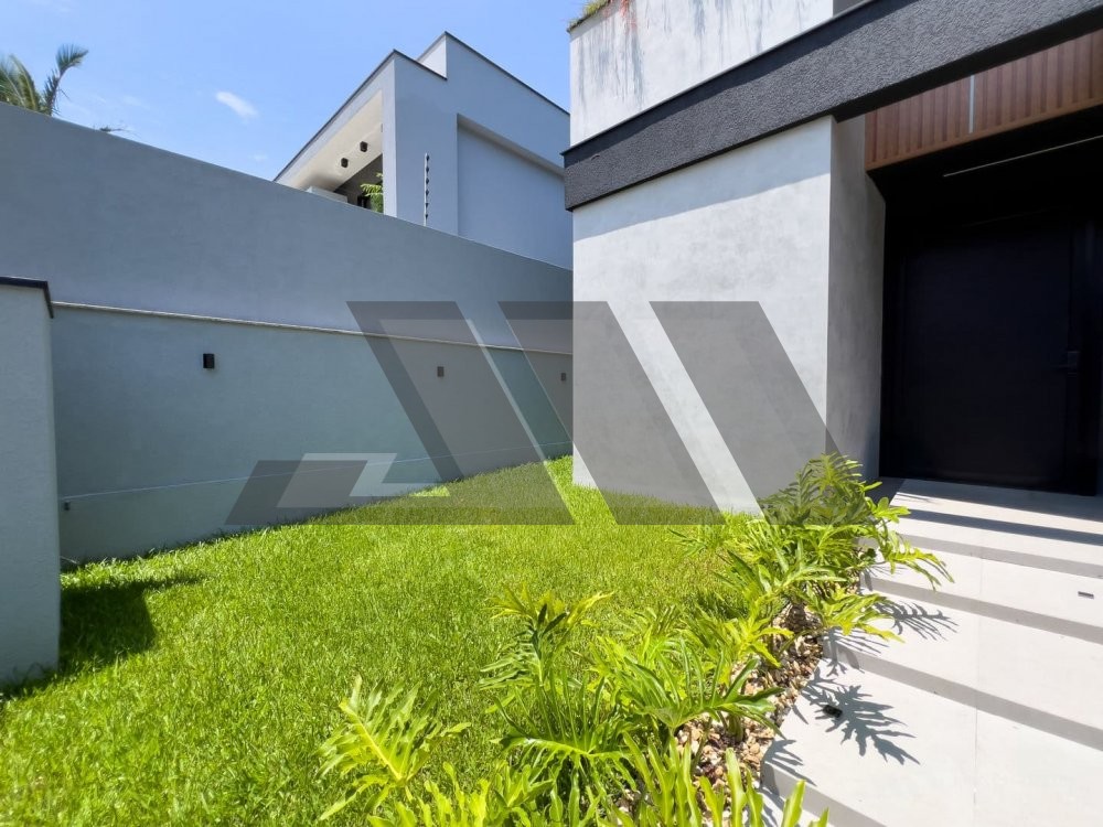 Casa de alto padr�o na Praia do Estaleiro com pisc