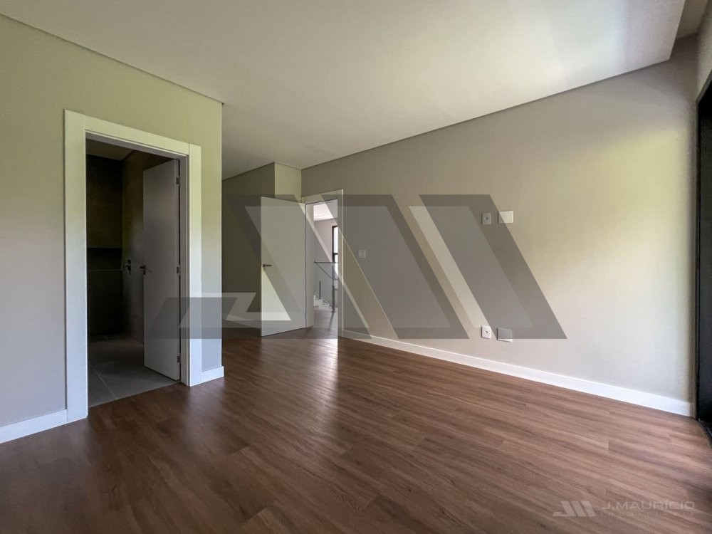 Casa de alto padr�o na Praia do Estaleiro com pisc