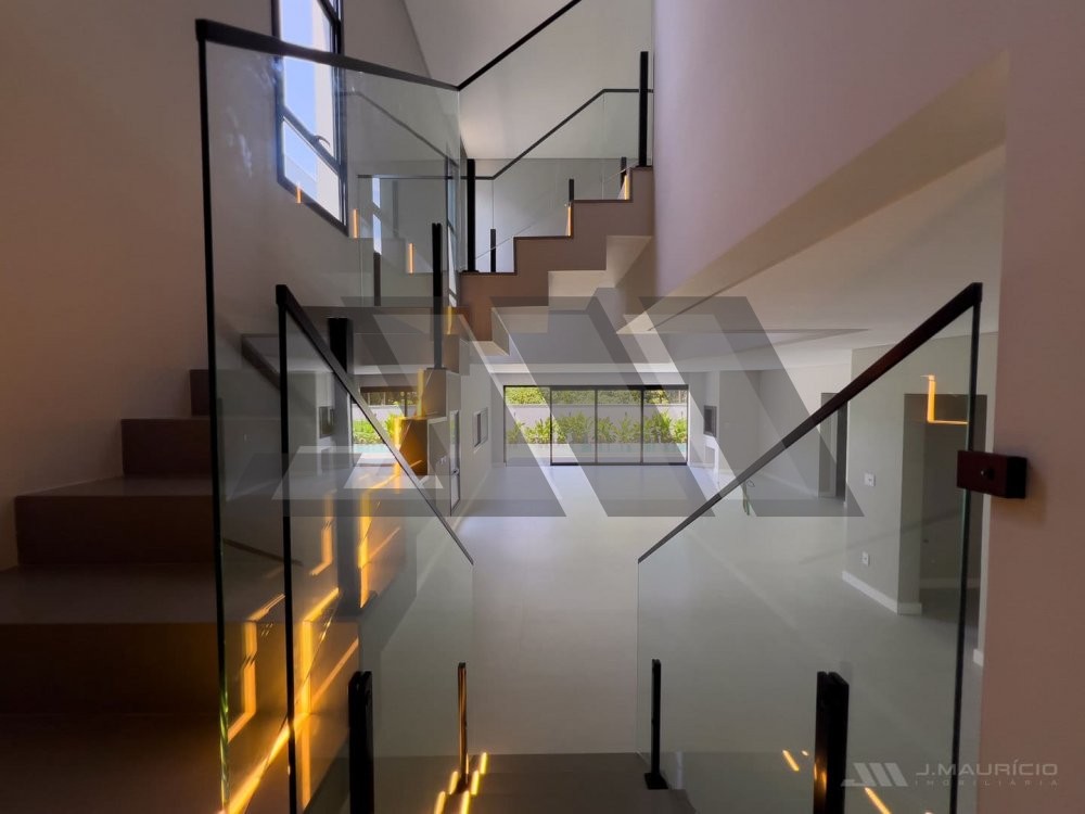 Casa de alto padr�o na Praia do Estaleiro com pisc