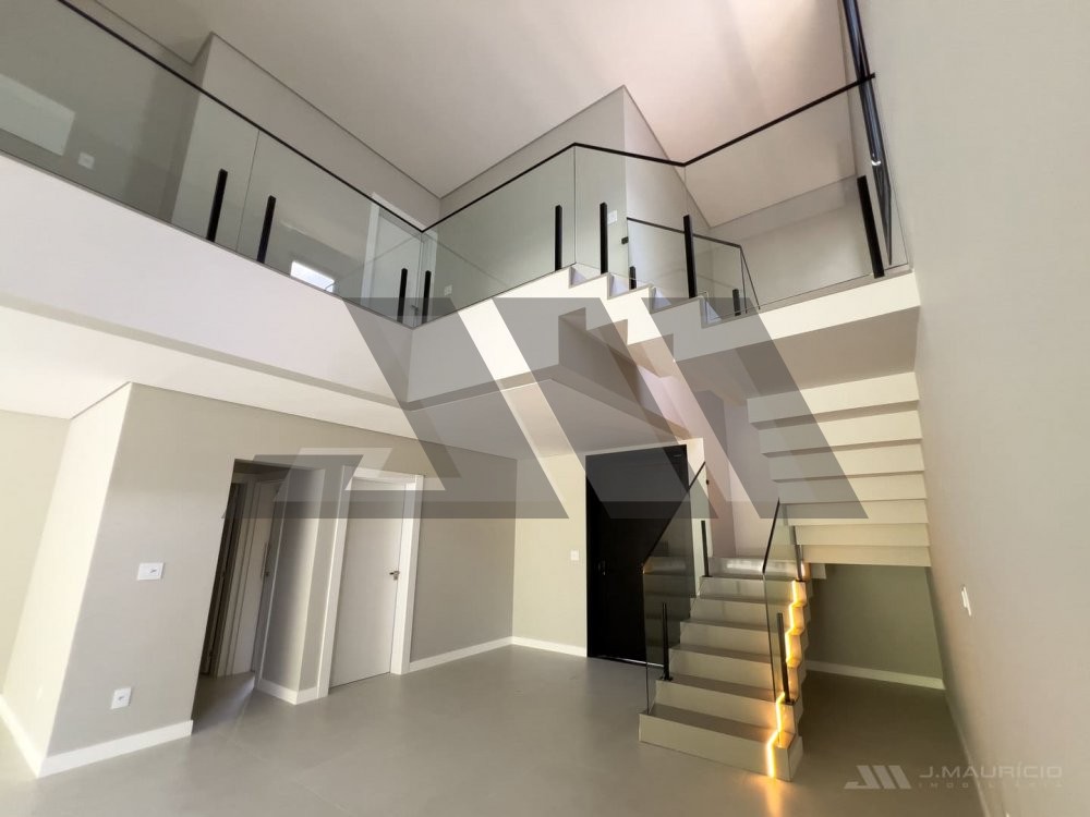 Casa de alto padr�o na Praia do Estaleiro com pisc