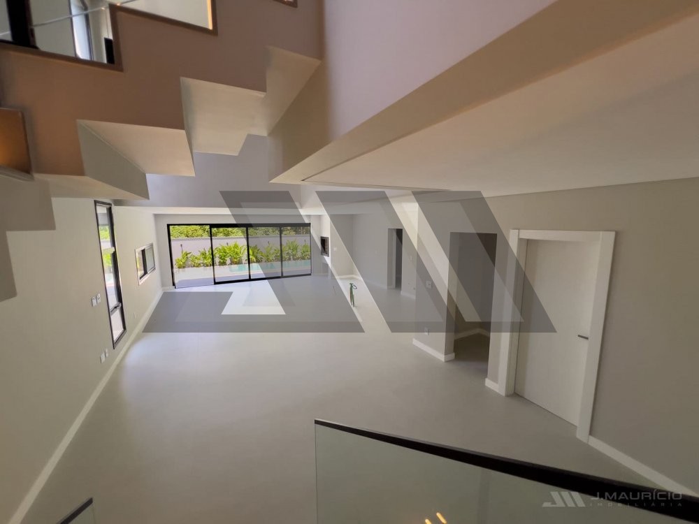 Casa de alto padr�o na Praia do Estaleiro com pisc