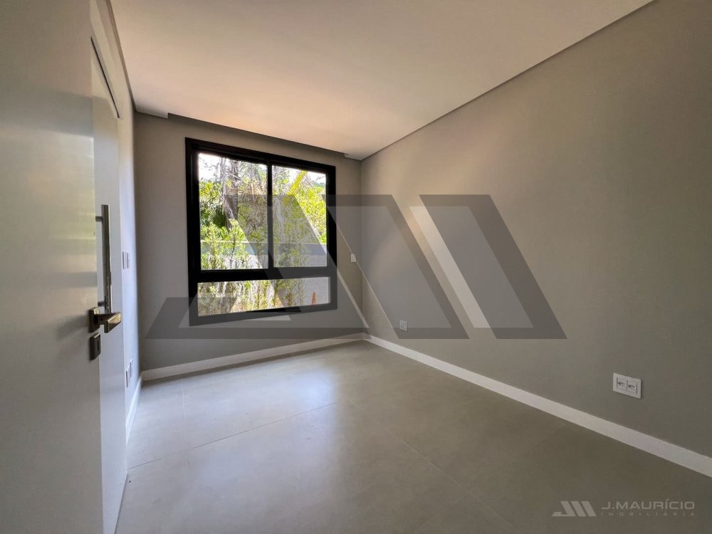 Casa de alto padr�o na Praia do Estaleiro com pisc