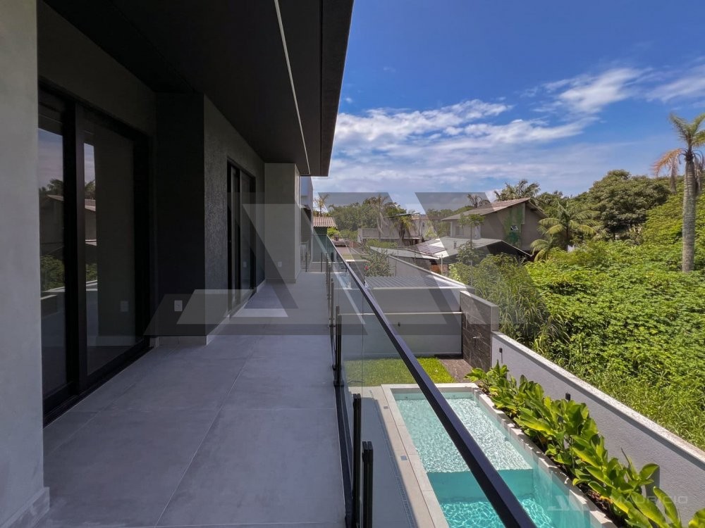 Casa de alto padr�o na Praia do Estaleiro com pisc