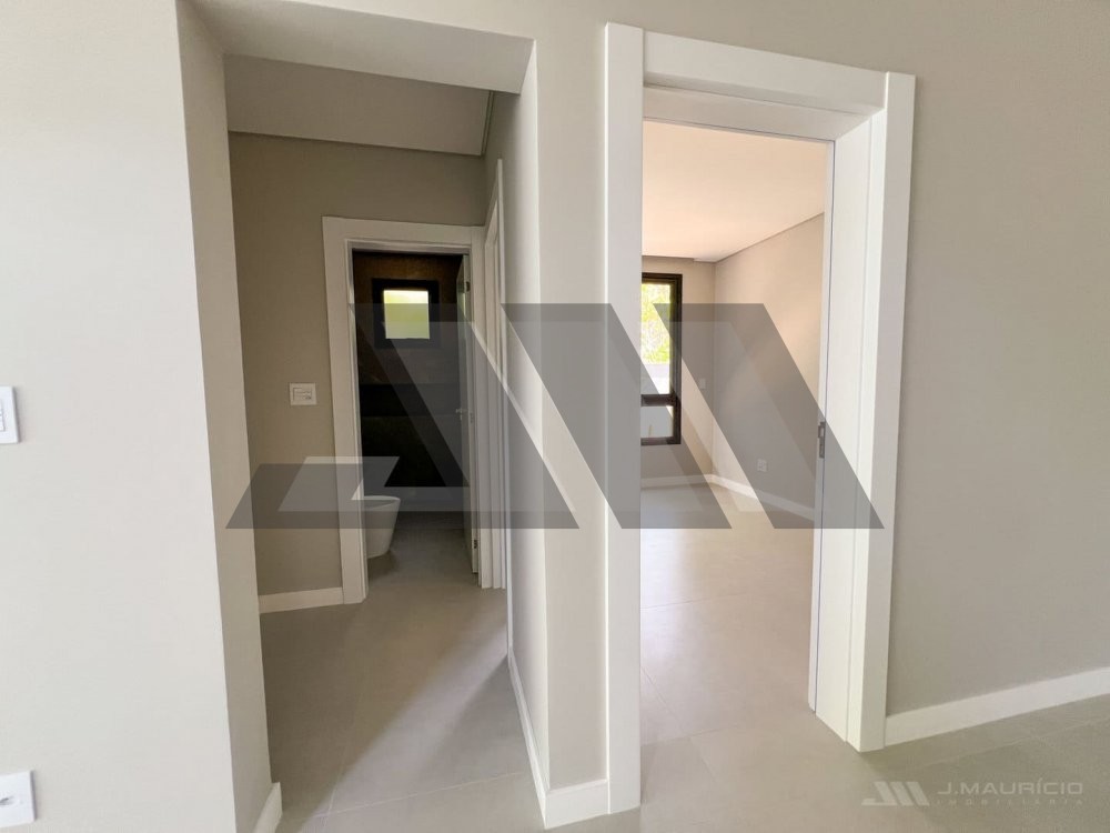 Casa de alto padr�o na Praia do Estaleiro com pisc