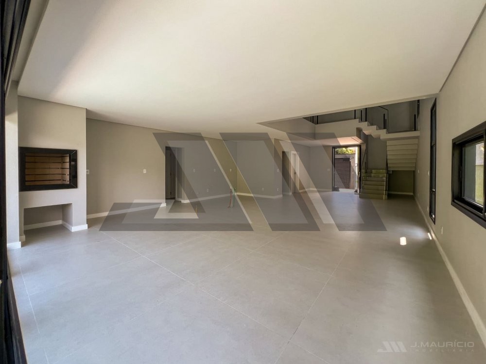 Casa de alto padr�o na Praia do Estaleiro com pisc