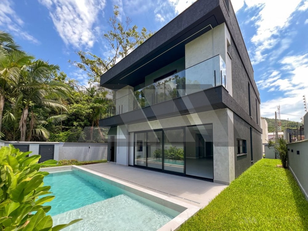 Casa de alto padr�o na Praia do Estaleiro com pisc