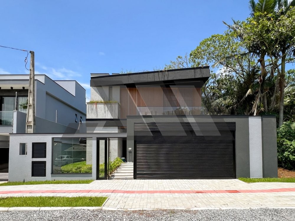 Casa de alto padr�o na Praia do Estaleiro com pisc