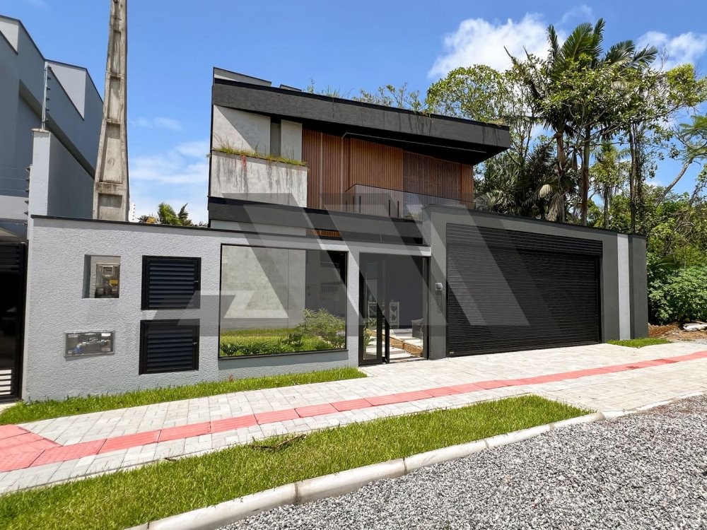 Casa de alto padr�o na Praia do Estaleiro com pisc