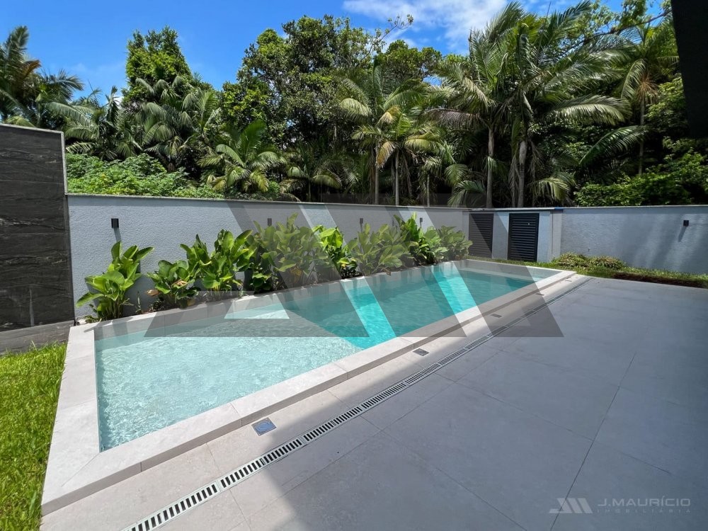 Casa de alto padr�o na Praia do Estaleiro com pisc