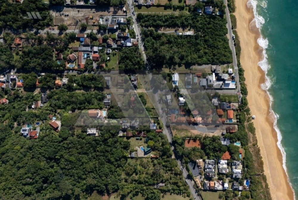 Terreno amplo na Praia do Estaleiro � venda em Bal