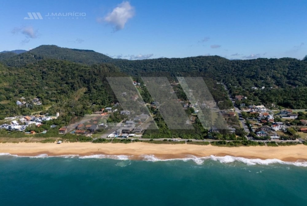Terreno amplo na Praia do Estaleiro � venda em Bal