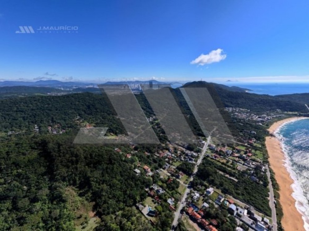 Terreno amplo na Praia do Estaleiro � venda em Bal