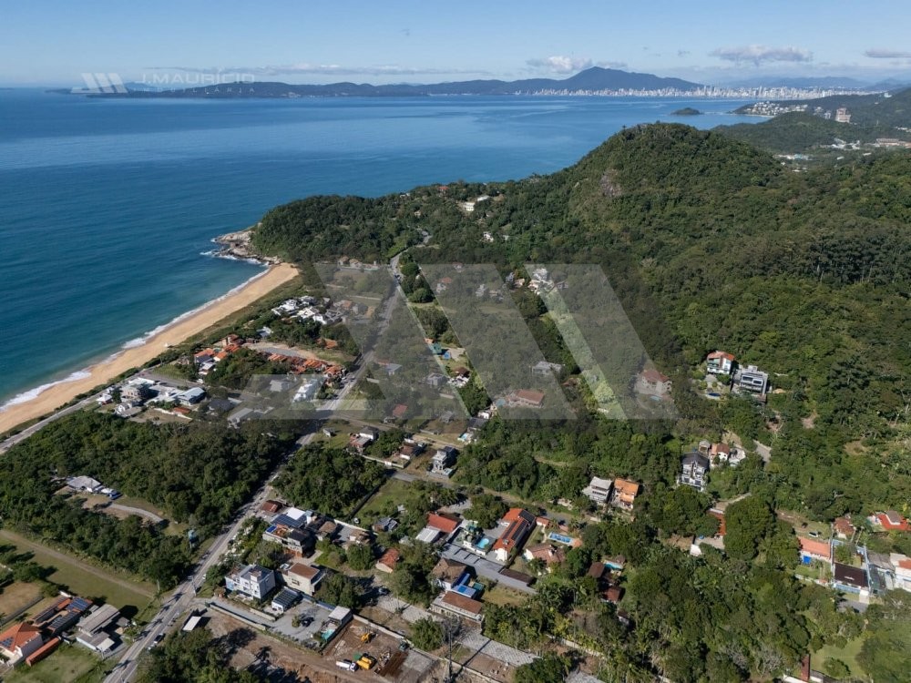 Terreno amplo na Praia do Estaleiro � venda em Bal
