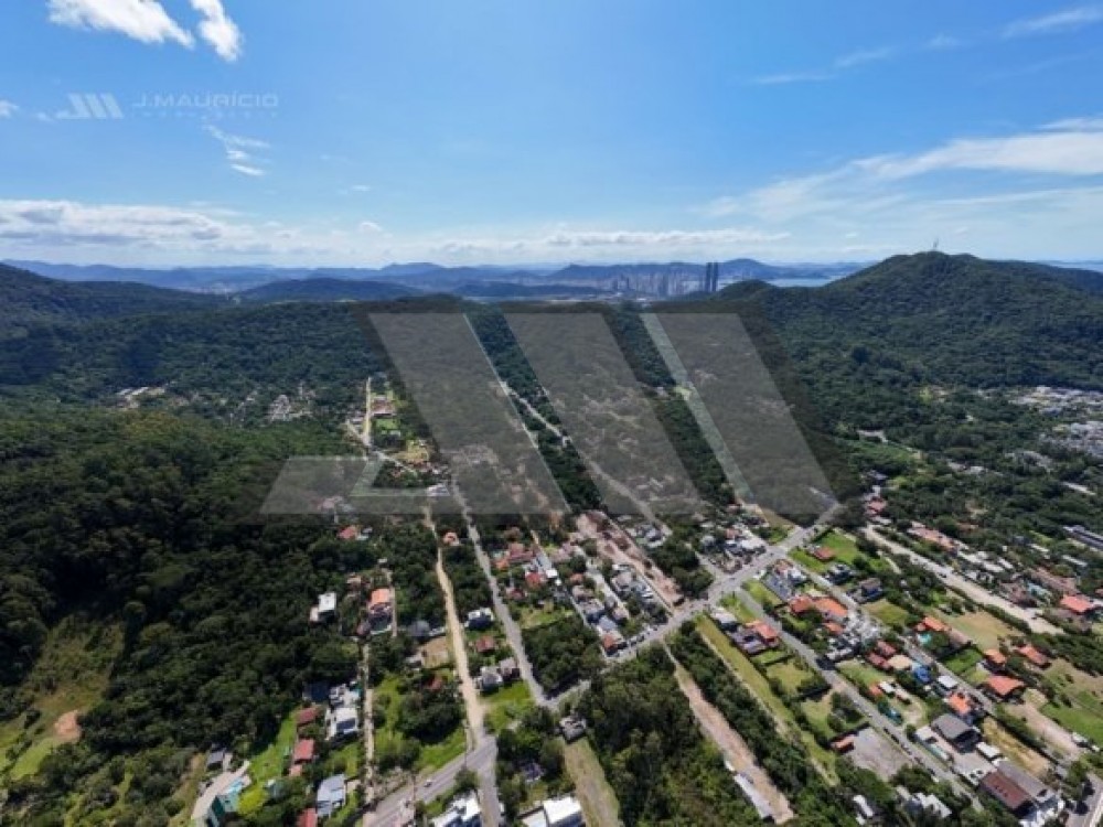 Terreno amplo na Praia do Estaleiro � venda em Bal