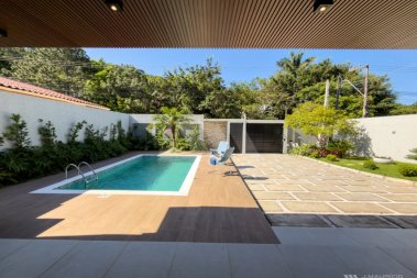 Casa � venda no Estaleirinho com 3 su�tes e piscin